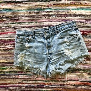 levi’s • distressed denim shorts